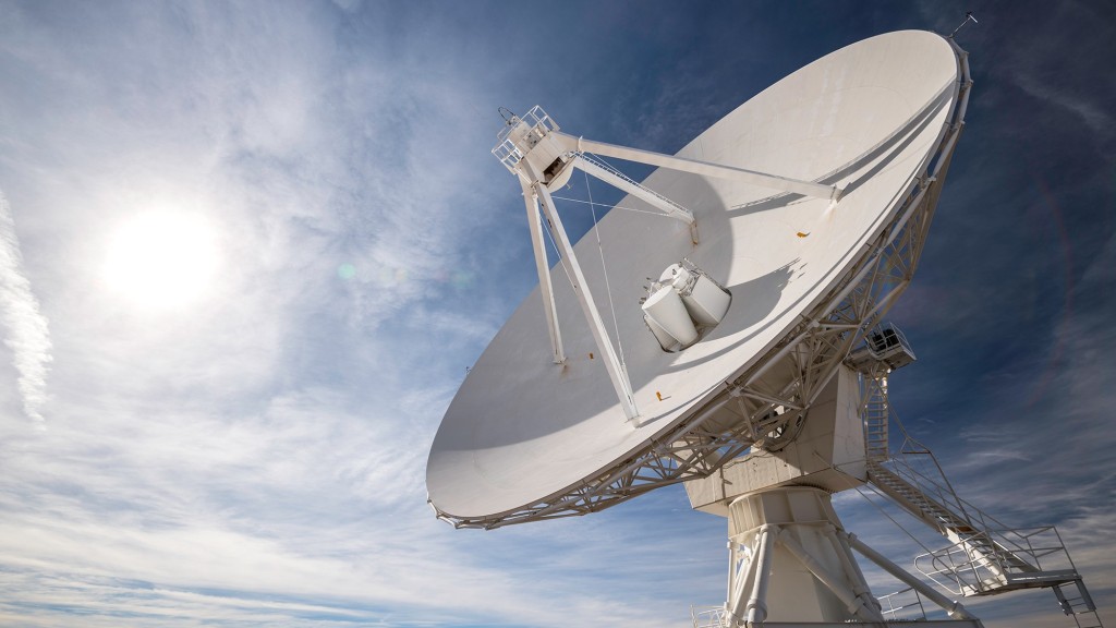 Ein Radioteleskop steht vor wolkenverhangenem Himmel