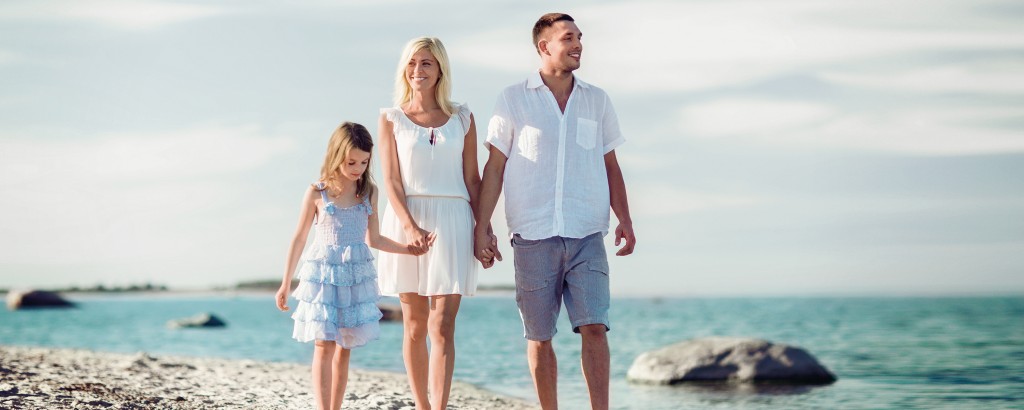 Risikolebensversicherung Familie beim Strandspaziergang