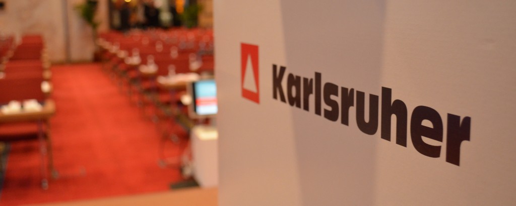 Das Vertriebsforum der Bankenkooperation Der Schriftzug der Karlsruher an einer Veranstaltungstüre